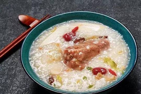 禾丰记养生粥店筒骨山药砂锅粥粥星星的招牌海鲜粥应该就是这道"虾兵