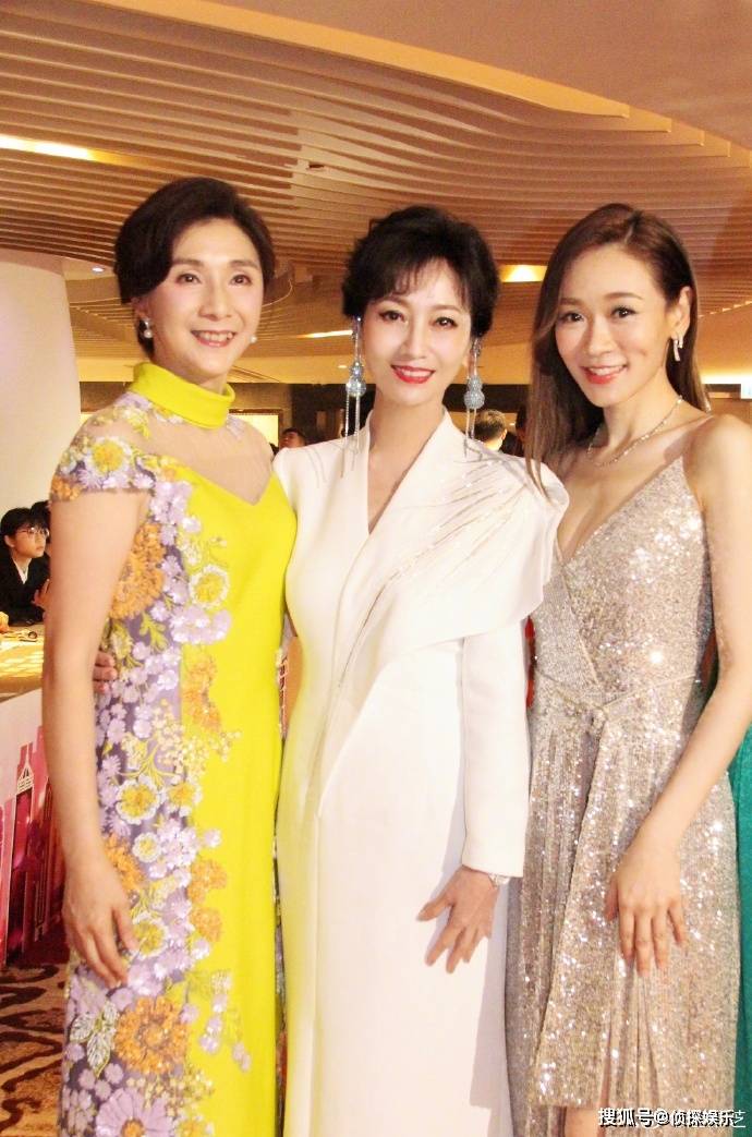 70岁赵雅芝携夫出席活动与郭晶晶婆婆等港星同框不像七旬老人