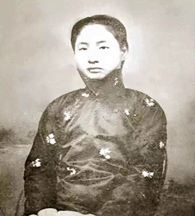 也是在国外期间,赛金花生下了她和洪钧的女儿"德官",因为有了丈夫的