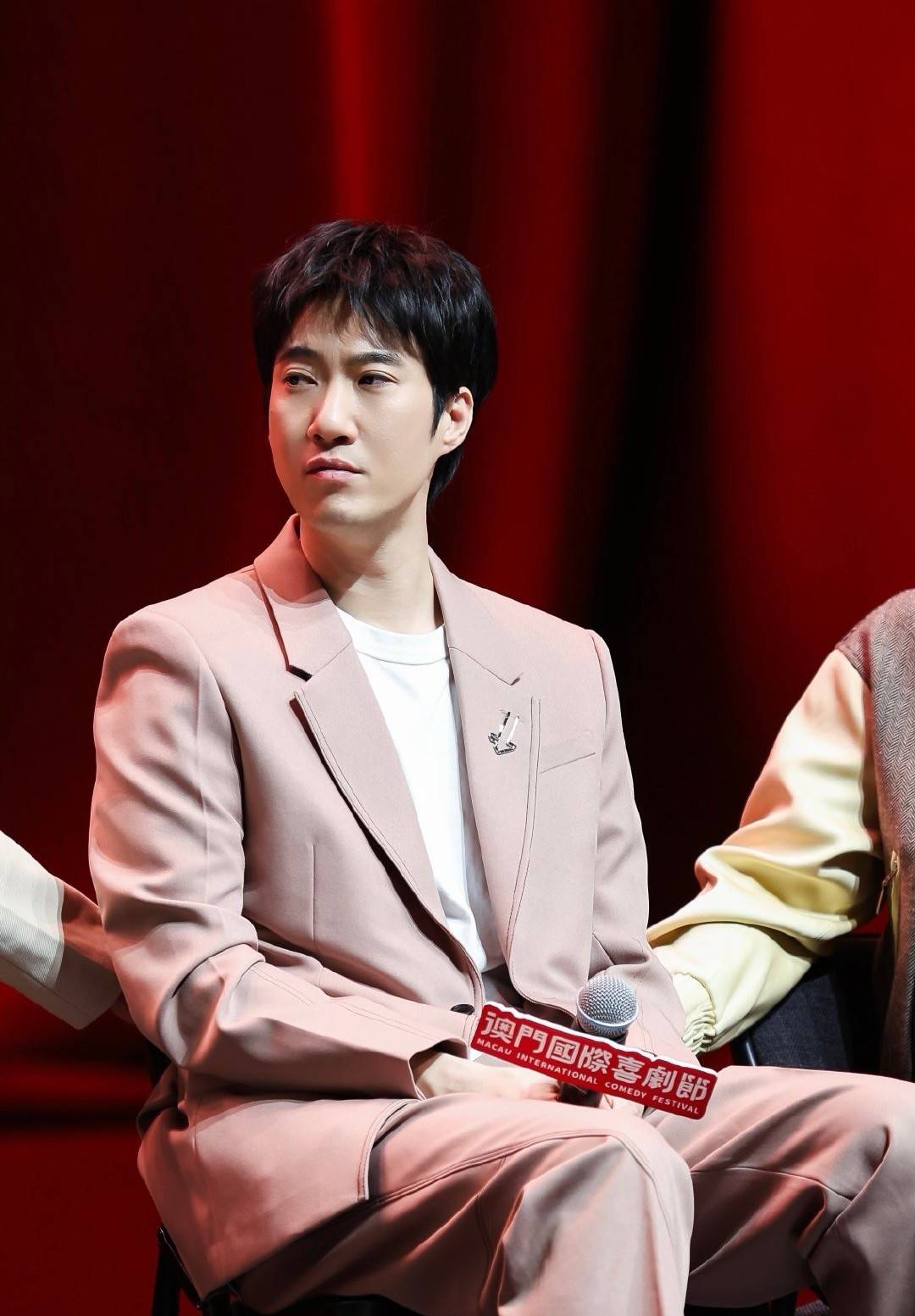 原创澳门这一夜张艺谋太时尚沈腾太谦逊都不及满头白发的赵本山吸睛