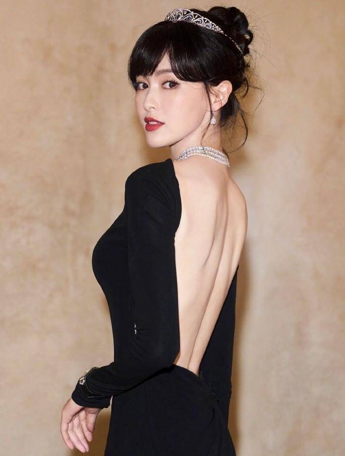 原创唐嫣的最新造型赢麻了露背黑裙配王冠秀出九头身赫本风太优雅
