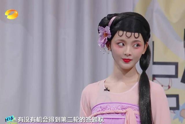 原创杨超越在星期六的造型很吸睛贡献了一大波可爱的表情包