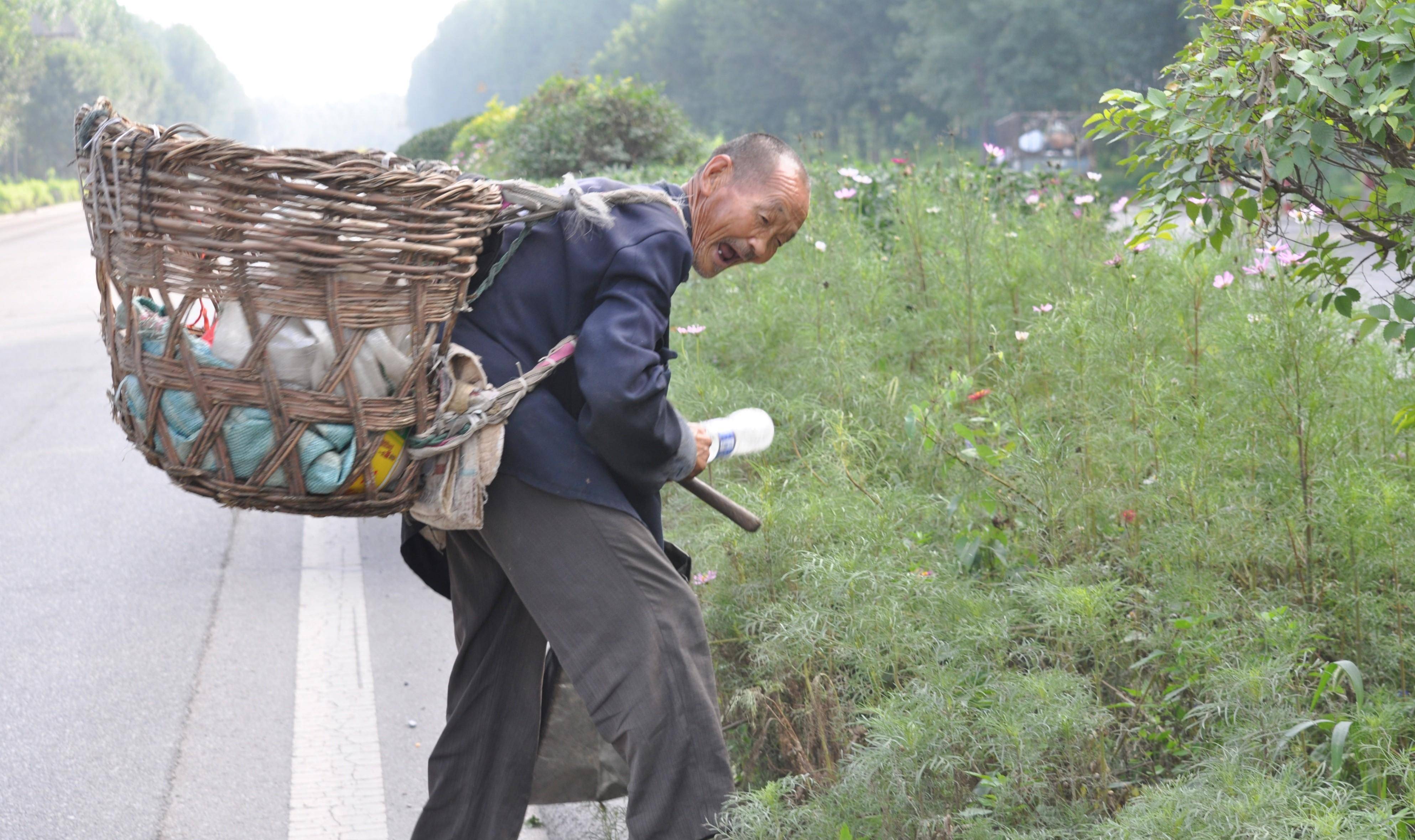 原创95岁老人精神抖擞每天大步流星几十里地背一筐宝贝长寿有秘诀