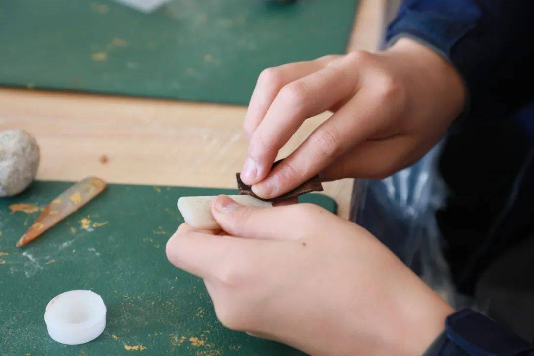 巴川学子又有了不同的体验感受,将手中的软玉进行"打磨,刻玉,抛光