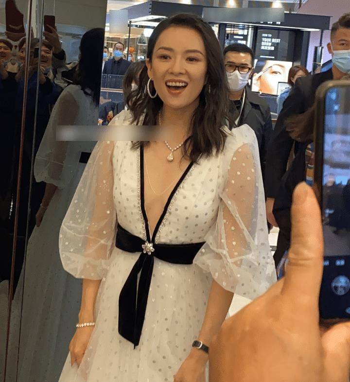 原创章子怡出席线下活动遭遇路人围观抓拍生图长这样确定没看错