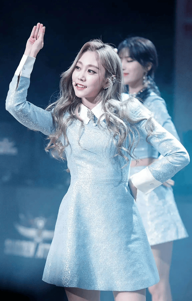 徐智秀也没有放弃自己的生活,她曾去快闪店卖过衣服,当过游戏女主播