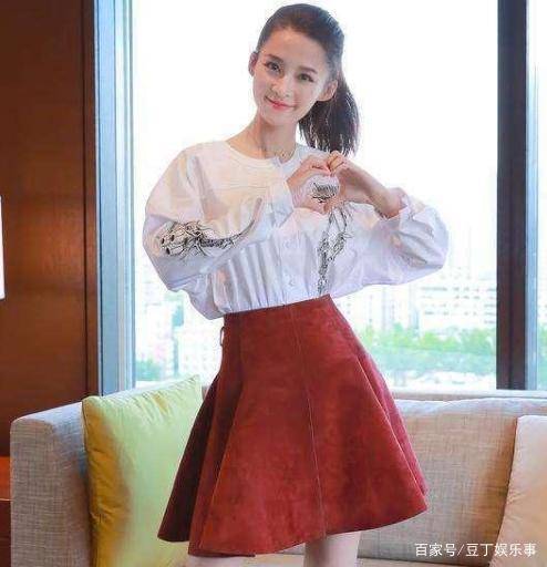 李沁的身材有多撩看她蹲在沙滩上的样子网友太美