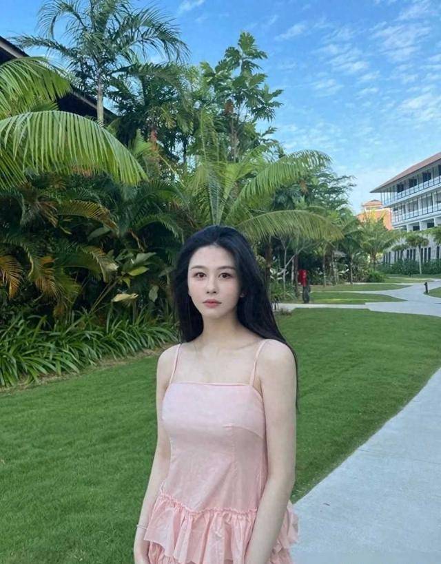 邱淑贞女儿沈月惊艳亮相美貌身材媲美妈妈引网友惊叹基因之强