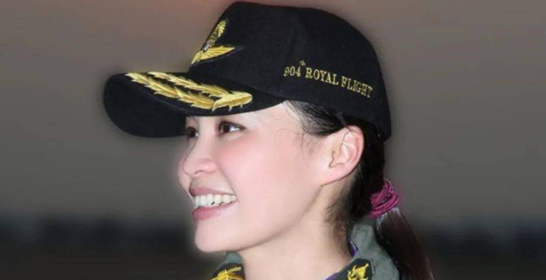 原创诗妮娜11年前自告奋勇给泰王寄自拍美照靠小癖好赢得国王关注