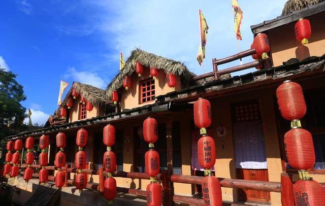 中国周城位于周至竹峪镇活龙山之上,它以秦岭为来龙,渭水为去脉,在