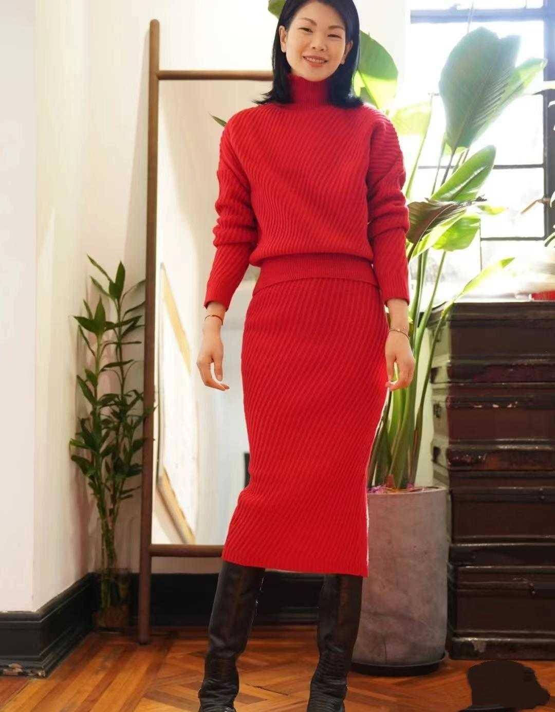 吕燕不愧是国际超模穿大红色套裙配长靴洋气又高级