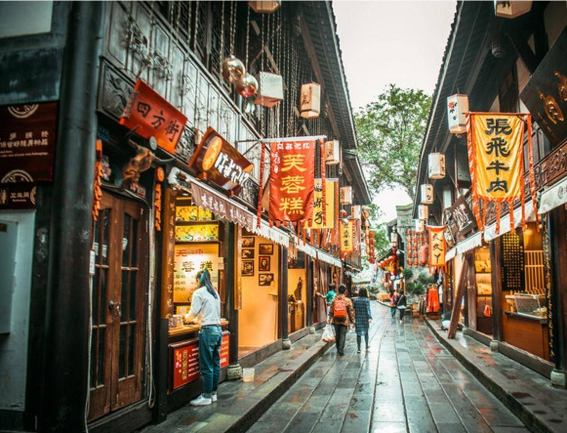 成都市内的景点很多都是以人文景观为主:如武侯祠,宽窄巷子,锦里