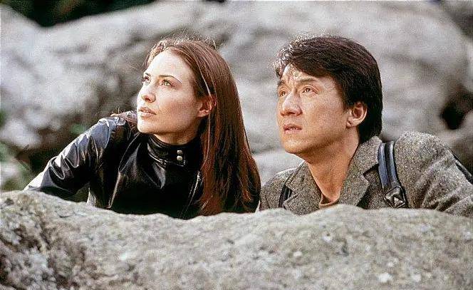 成龙被质疑假戏真做,与女主上演长达5分钟的吻戏,拍完脸都红了_电影