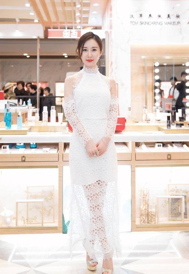 舒畅买年货穿得真高调穿大红色羽绒服逛街气质好惊艳