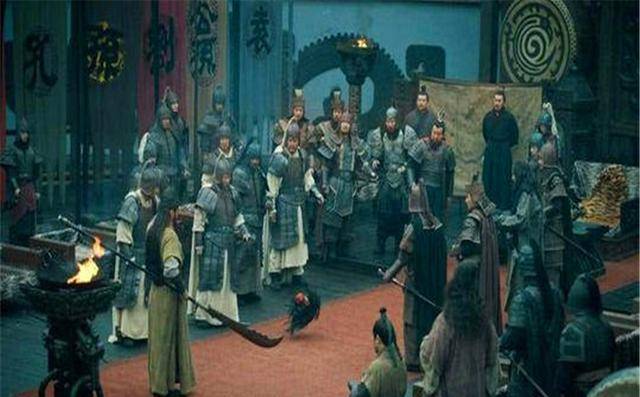 原创三国演义中汜水关前关羽斩华雄为何张飞却在一旁袖手旁观