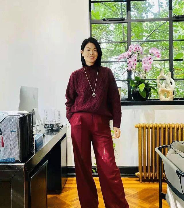 吕燕不愧是国际超模穿大红色套裙配长靴洋气又高级