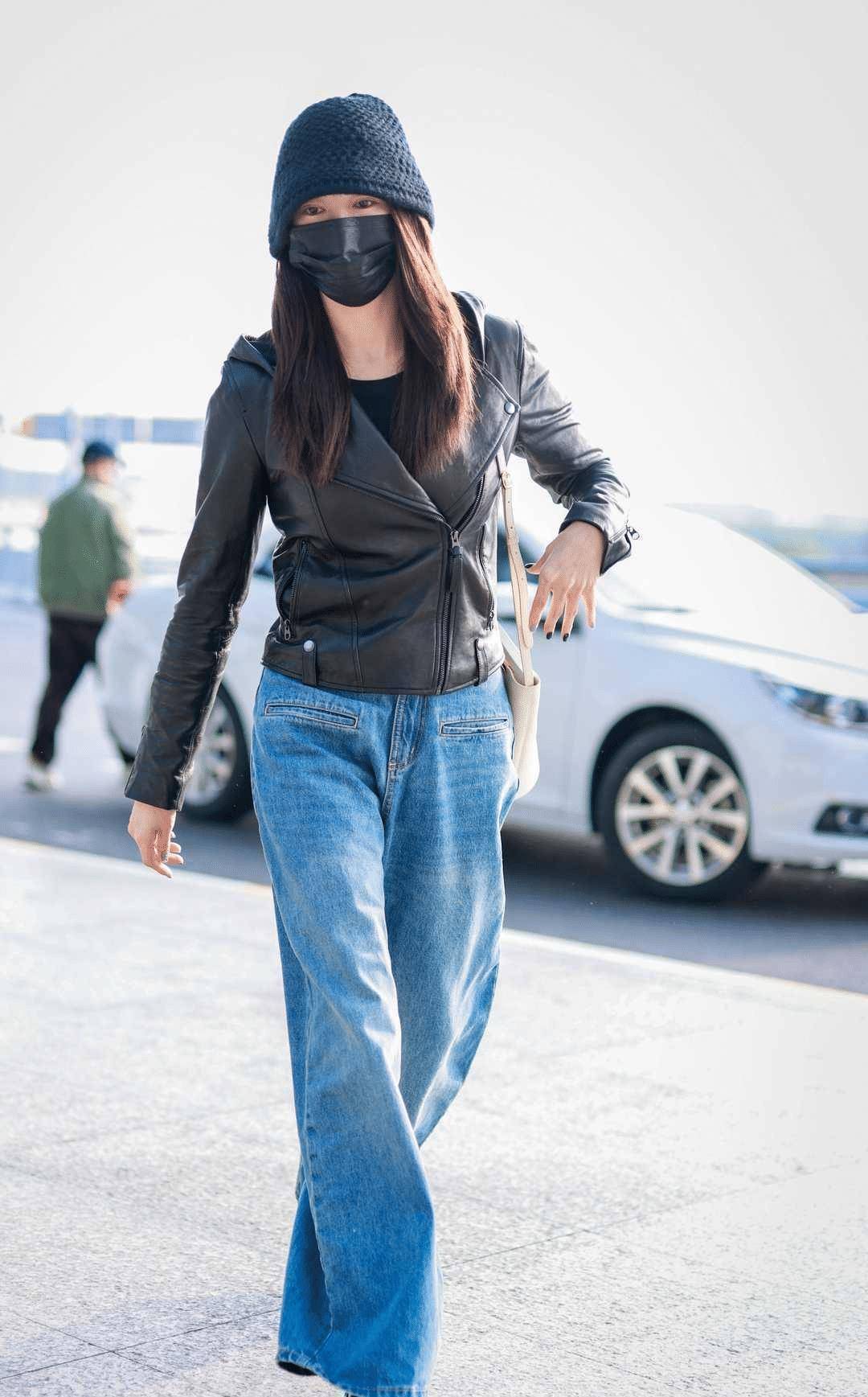 原创张雨绮恋爱后越来越会穿连帽皮衣配阔腿裤1米2大长腿真抢镜