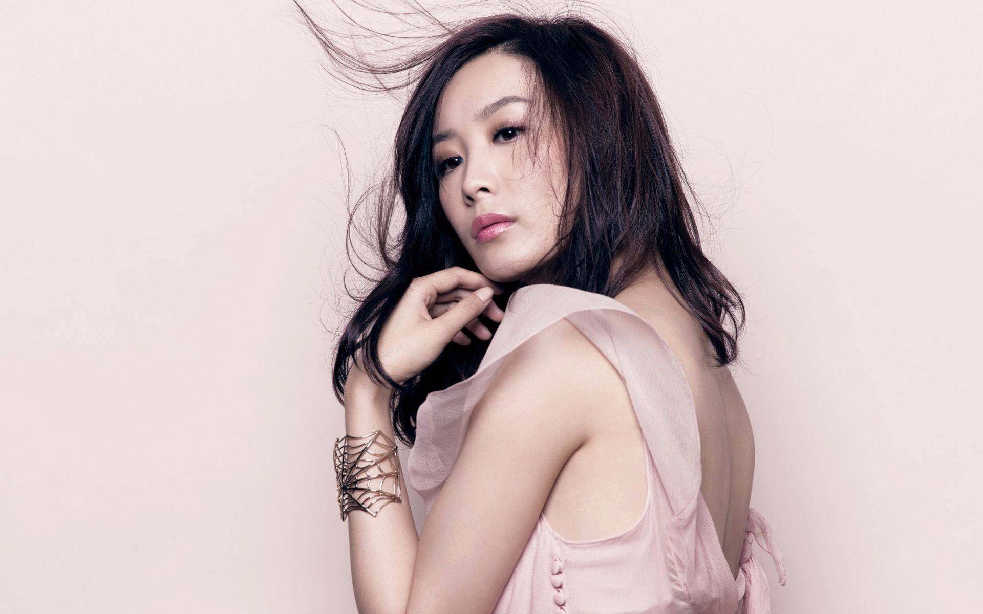 照片中,陈法拉一家四口的手紧紧相握,画面温馨得让人忍不住嘴角上扬.