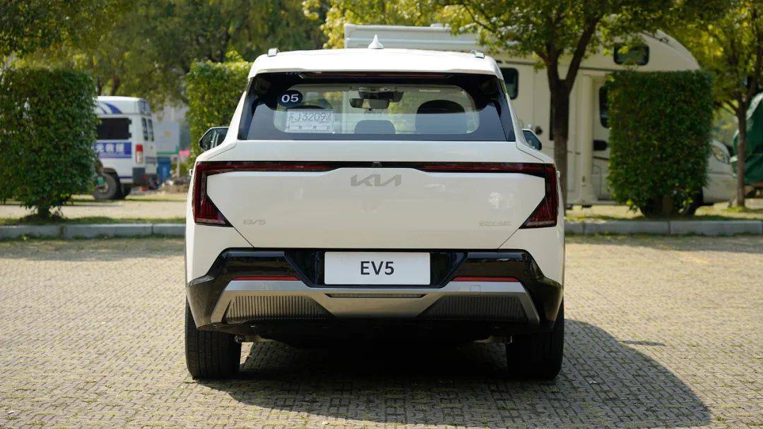 在轮胎部分,ev5全系标配225/60 r18的轮胎,搭配18英寸三角造型的氯Ζ