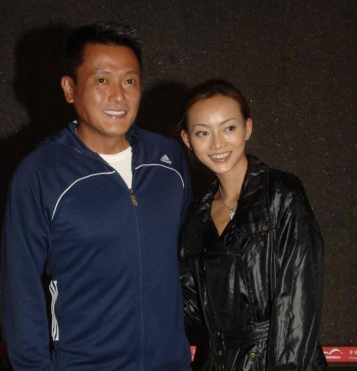 但即便如此,魏骏杰对张利华依然十分地宠爱,出手阔绰,经常买买买