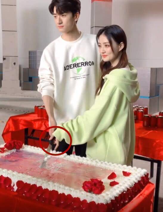原创徐璐和林一拿一把刀切蛋糕有谁注意徐璐手咋放的避没避嫌很明显