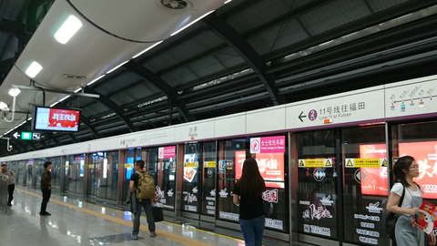 原创夜晚途经深圳沙井地铁站一年没来这里了想不到变得更加漂亮了