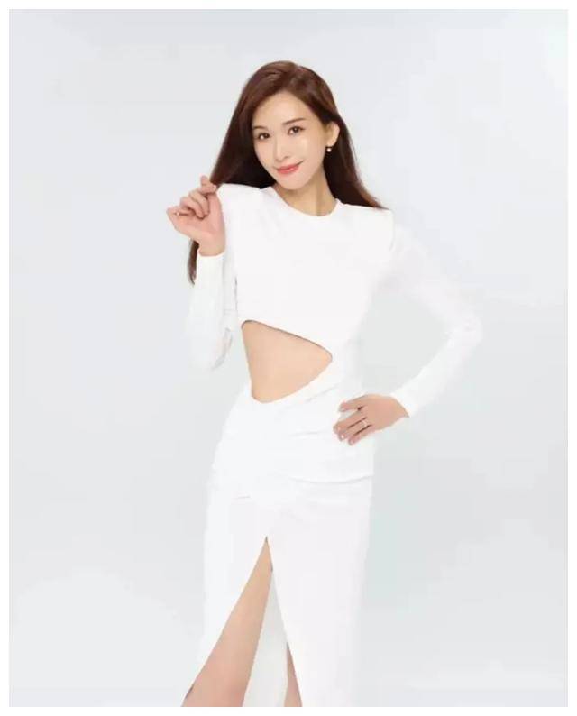 林志玲晒白色情人节营业照,展现逆天大长腿,引人注目!