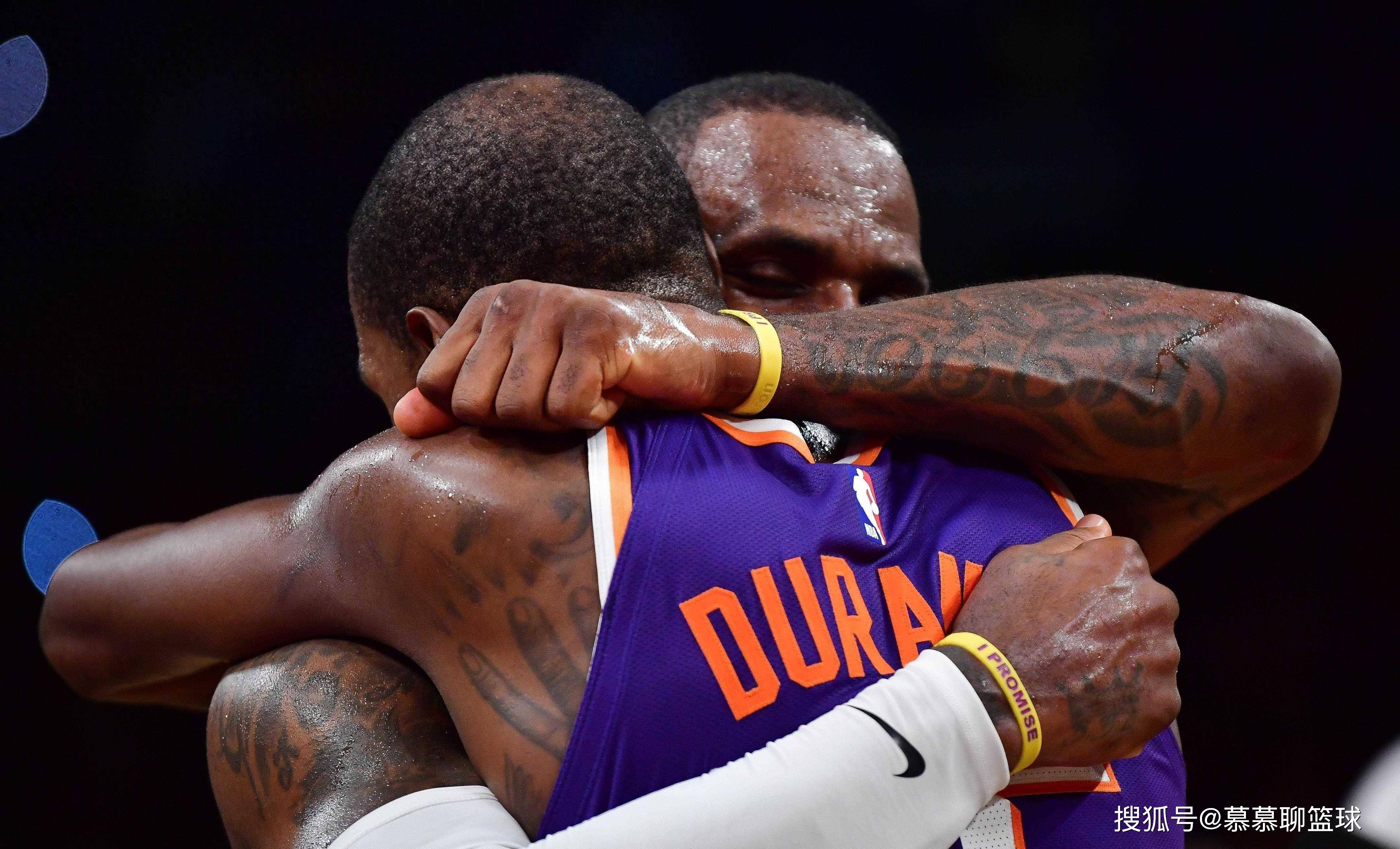 在今天太阳与雄鹿的比赛赛后,杜兰特在接受采访时表达出了对自己球队