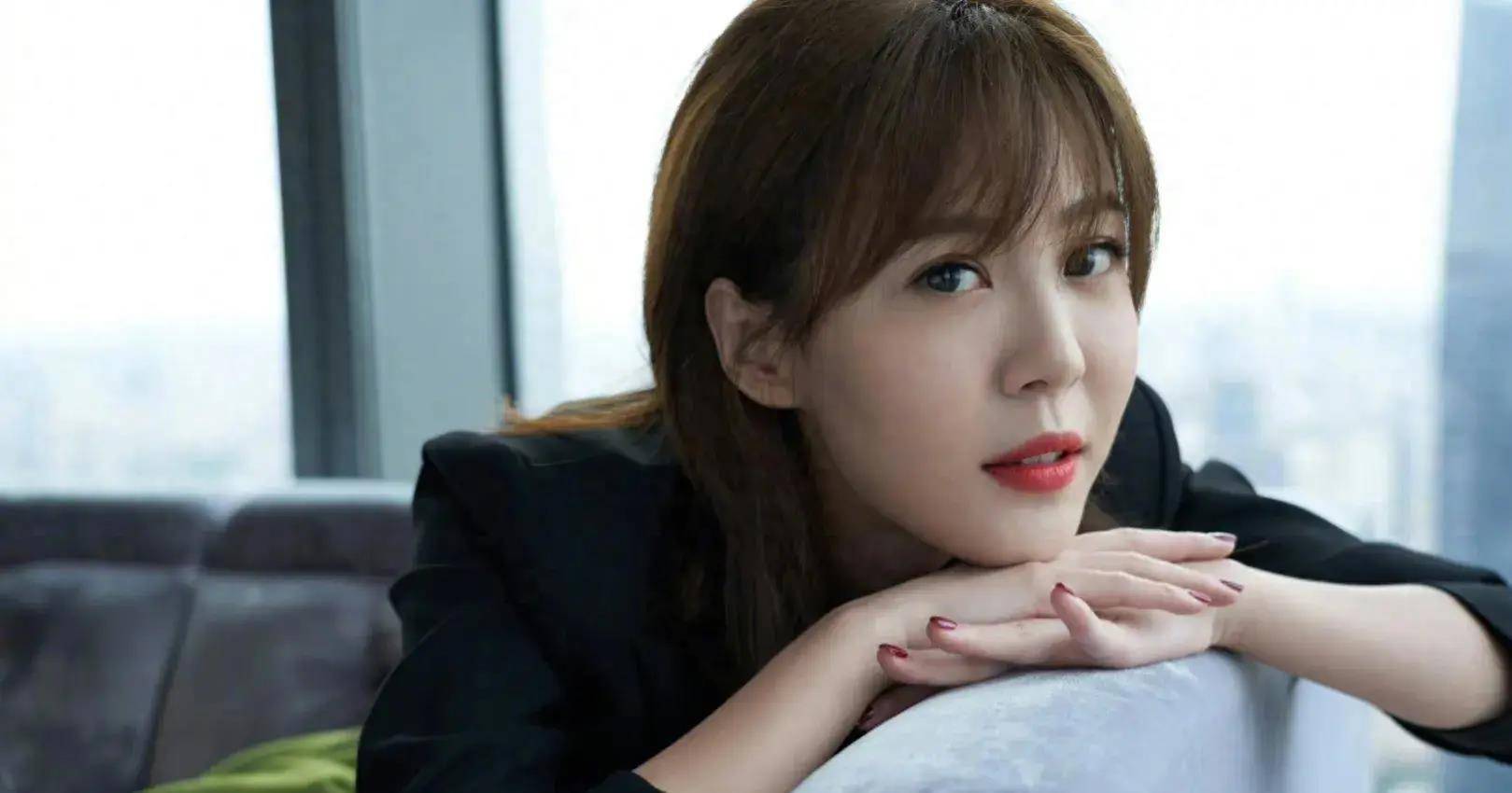 李金铭罕见不理会恋情瓜,直播间卖力带货当女强人,引发热议