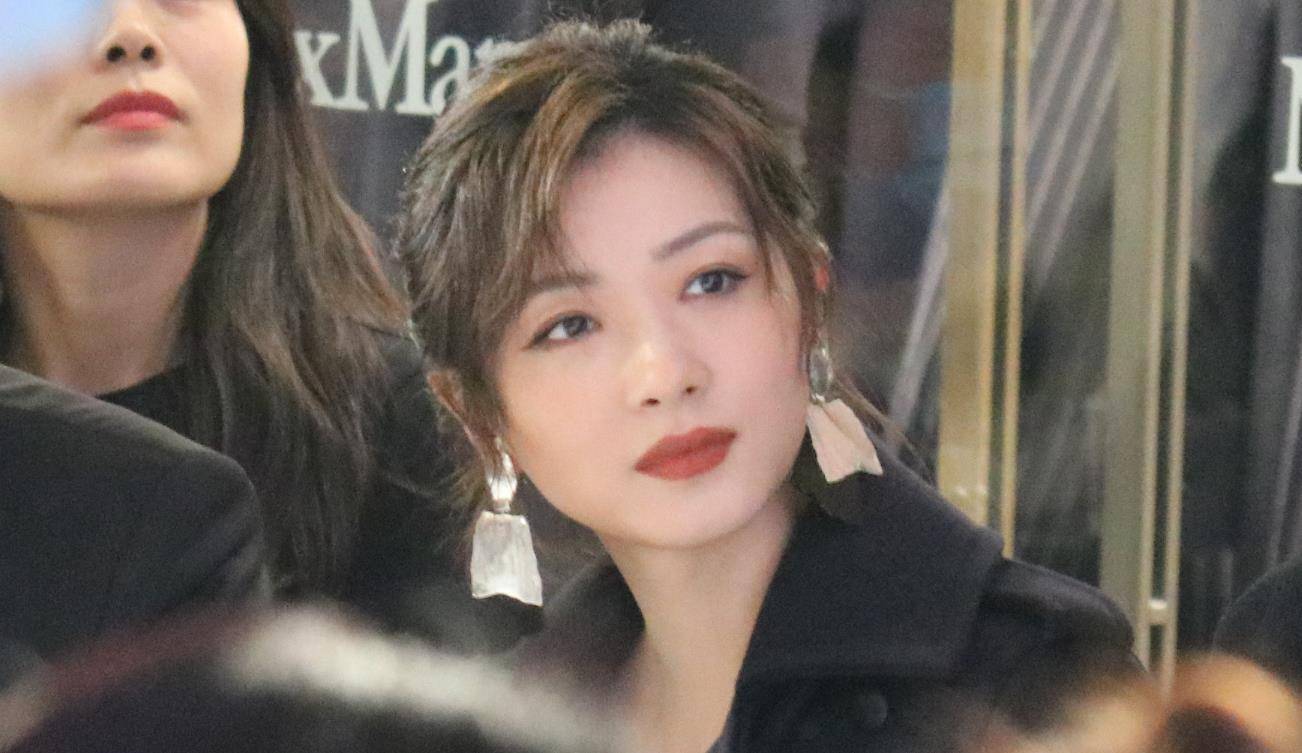 原创40岁万茜现身线下活动生图状态太真实看到男粉丝举动惊讶了