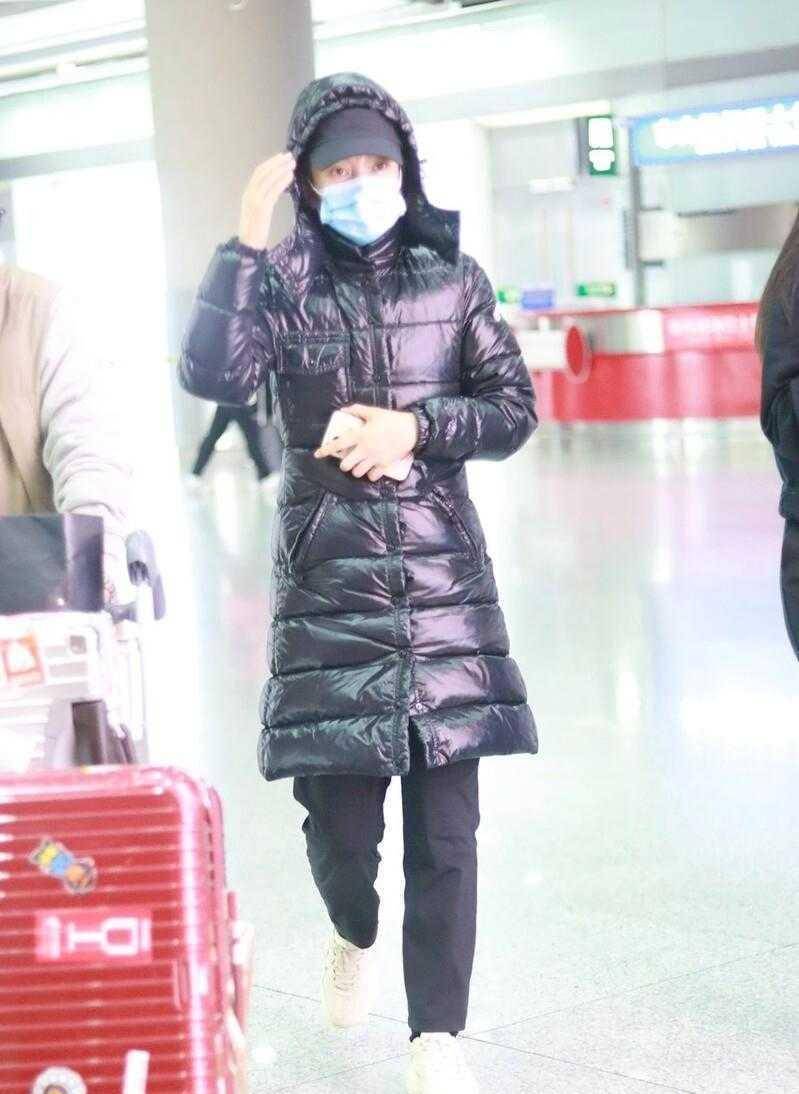48岁李冰冰到底有多怕冷穿长羽绒服包裹严实但气质仍出众