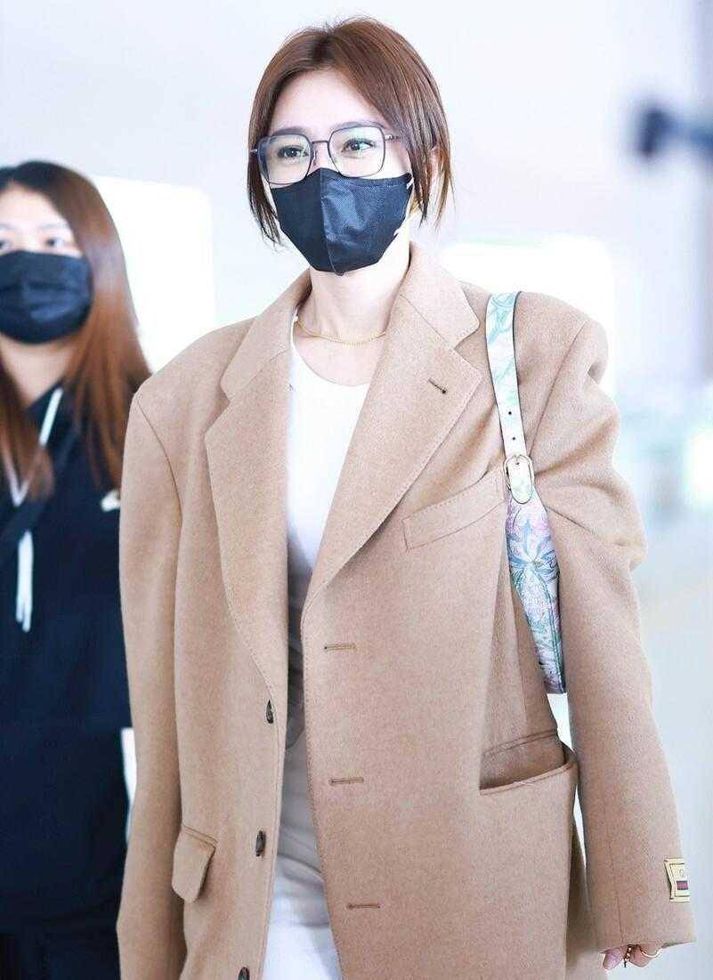 在日常搭配中可以多多尝试温柔的驼色衣服,不管是西装还是大衣,温柔又