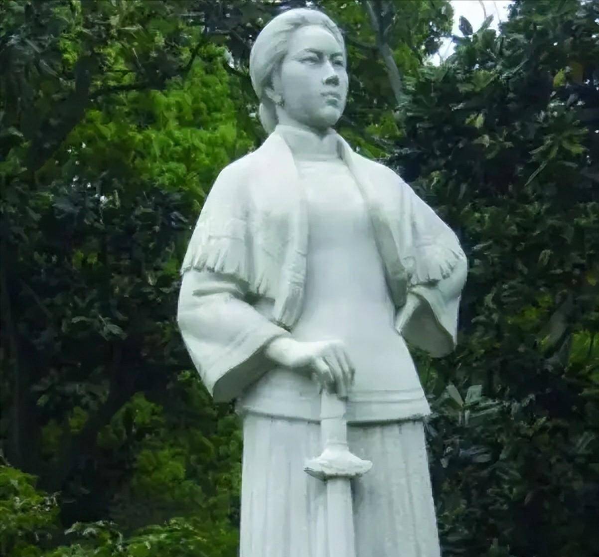 首位女飞行员之母就义后,监斩官和刽子手暴毙,其夫一年半后病亡_秋瑾