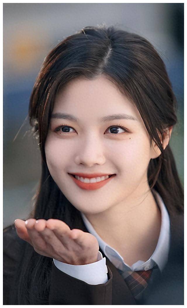 电影演技派,时尚icon金裕贞,双重魅力惊艳登场!