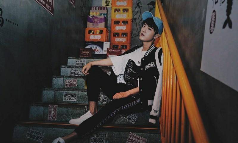 肖战绿洲再次更新晒出新画作黑暗中找寻光明