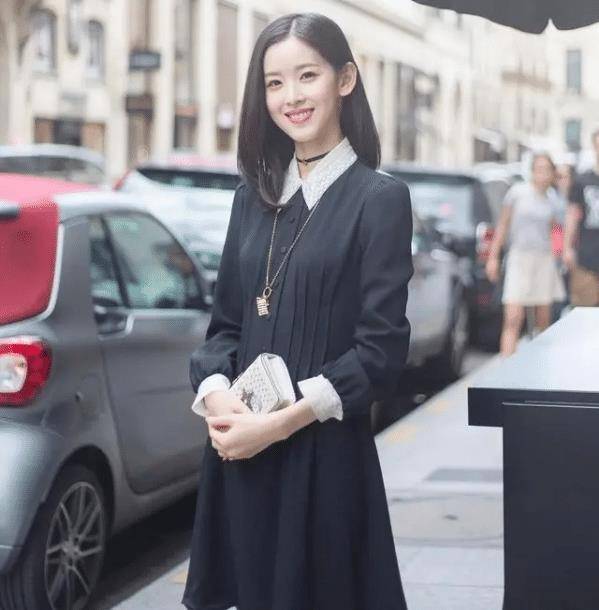 富商老婆章泽天高调亮相,穿裸粉色连衣裙c位看秀,气质太出众