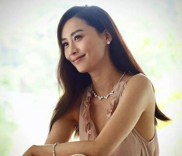 42岁陈法拉二胎得子,一家四口温馨幸福!