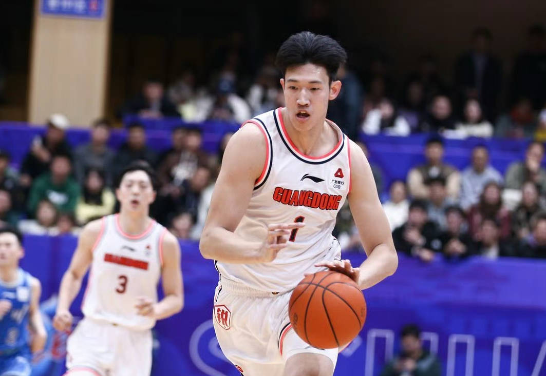 张皓嘉打一号位!广东"无后卫"奇阵打爆四川