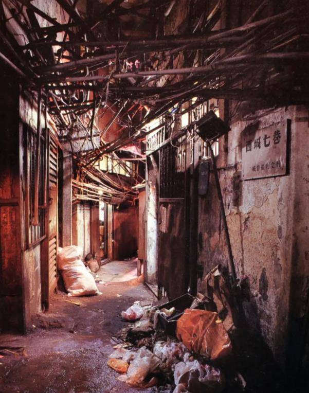 原创香港九龙城寨有多脏乱黄赌毒随处可见警察都不敢随便进入