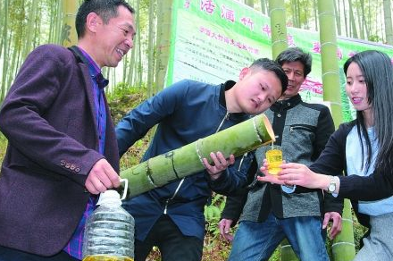 竹筒酒骗局什么时候能停前面刚注入白酒后脚就卖出高价