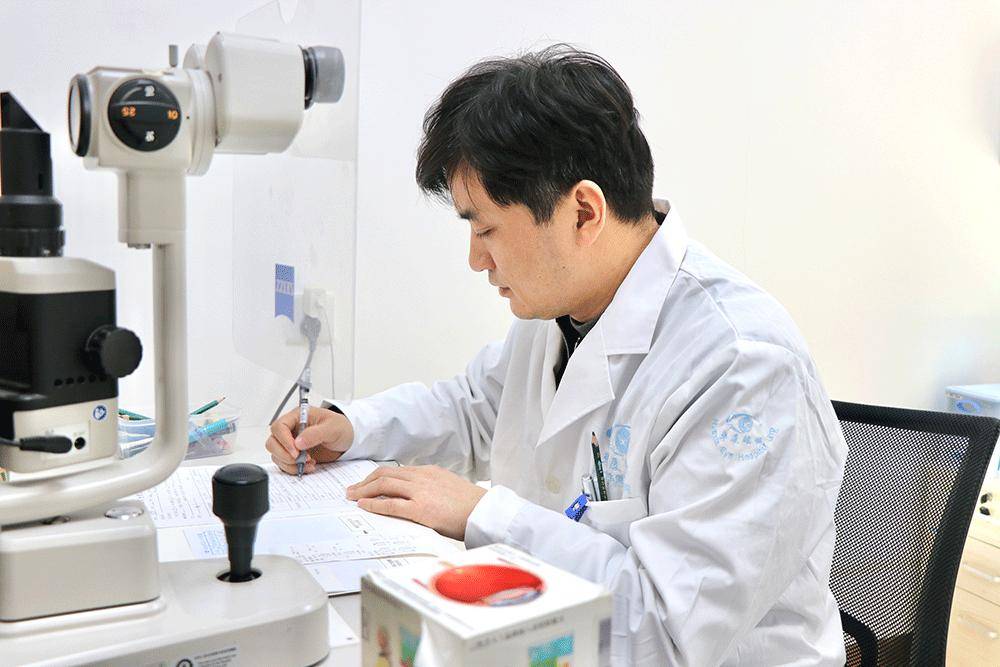 杭州华厦眼科·近视手术专家黄旭的故事_患者_医生_工作