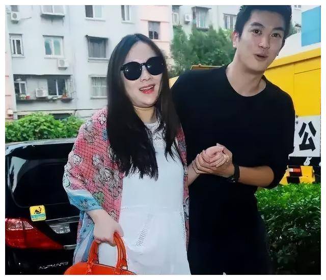 霍思燕一家现身麻辣烫店亲民形象让人惊喜传闻不攻自破