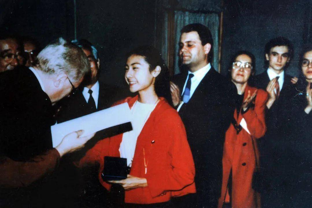 至此谭元元往后的每一场比赛都没有失误过,大奖拿到手软.