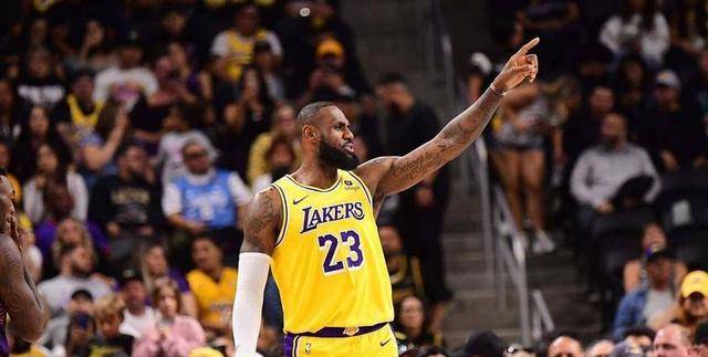 nba球星詹姆斯抱怨裁判扣分不公正判罚引发争议