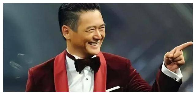 周润发与李连杰,演艺道路上的永恒之星,绽放光芒,相映成辉.