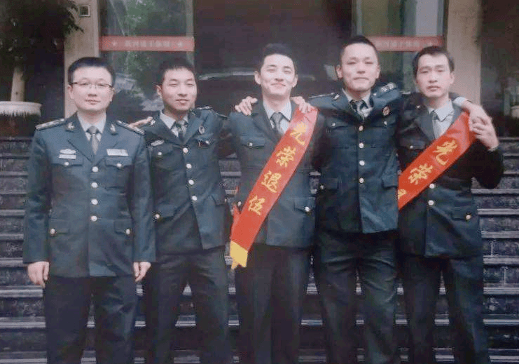 退役军人自主择业和逐月领取退役金是同一种安置方式吗