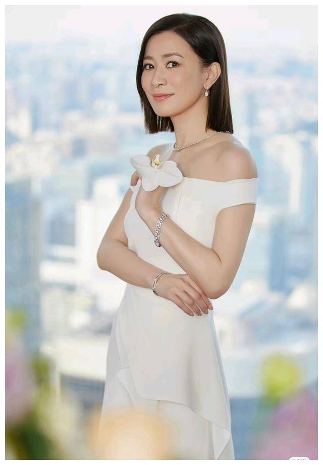 佘诗曼最新近照展现多样风采大胆尝试不同风格