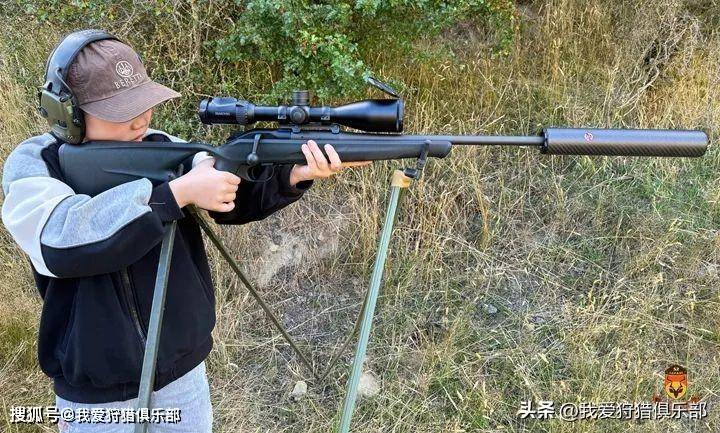 alex 在新西兰拥有几只枪,存放在朋友家里,他带来了一把 blaser r8的 