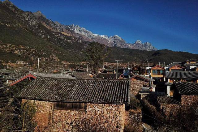 去丽江还去古城你就out了这个雪山下的石头村人少景美