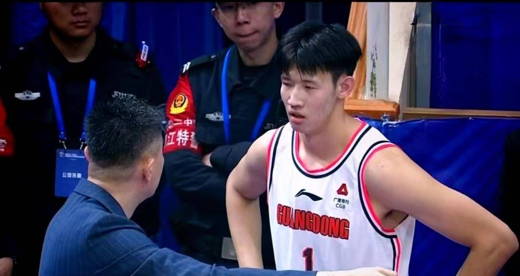 胜利的背后张明池扣篮不进徐昕传球失误黄明依运球出界